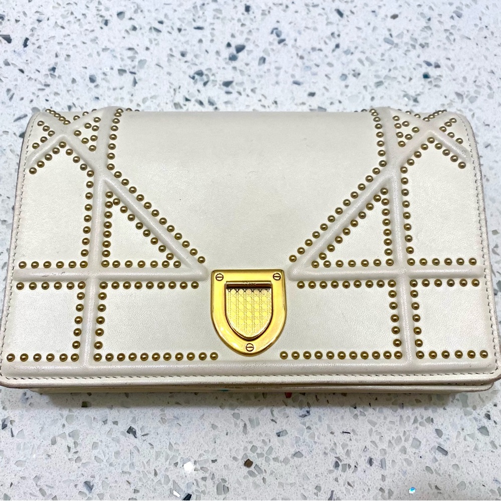 Door Diarama bag with chain. Ivory